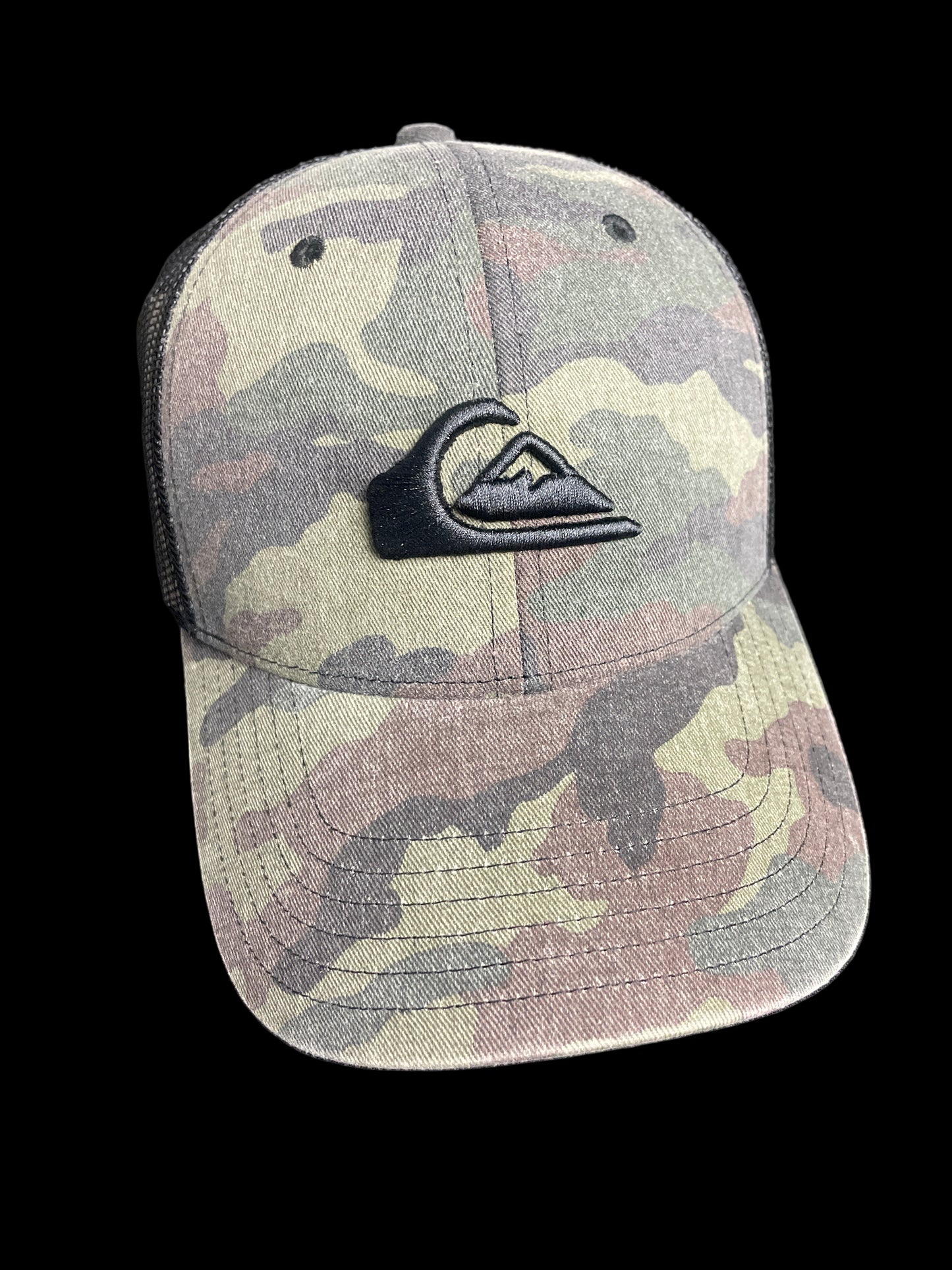 Gorra Quiksilver Original – Estampado Militar con Logo al Centro
